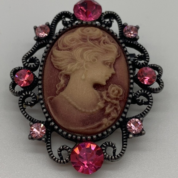Vintage Style Cameo Brooch Pink with Pink Rhinestones - Picture 2 of 7